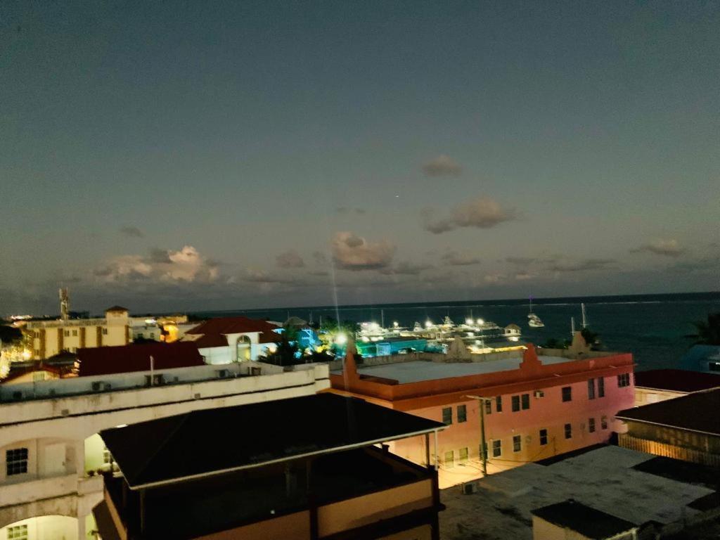 Coastal Bay Suite & Golf Cart Rental سان بيدرو المظهر الخارجي الصورة
